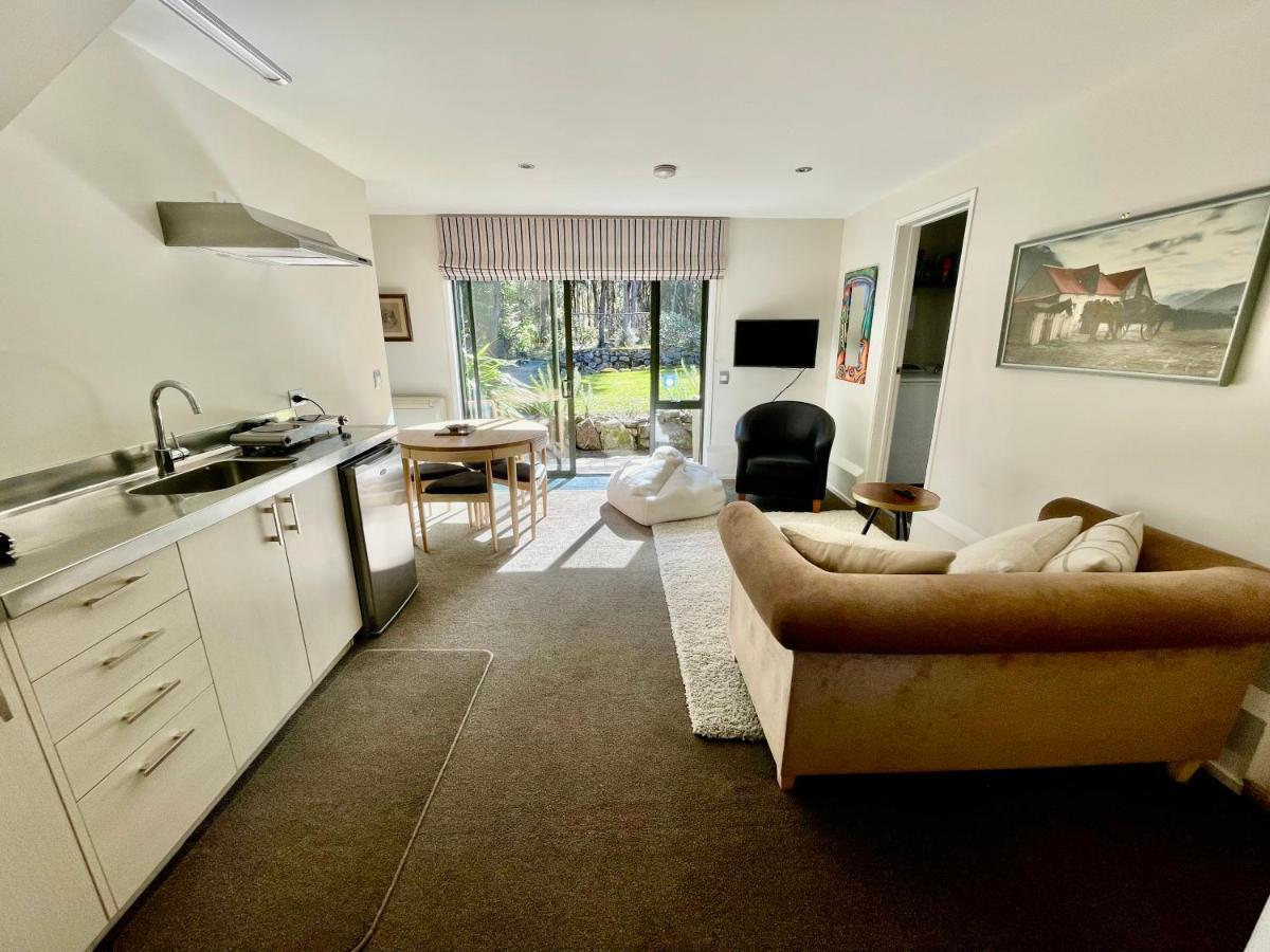 The Bach Apartment Saint Arnaud Bagian luar foto